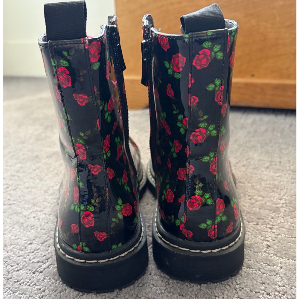 TORRID BETSEY JOHNSON Black Patent Leather Rose Print Combat Boots Size 9 NEW - Picture 8 of 11